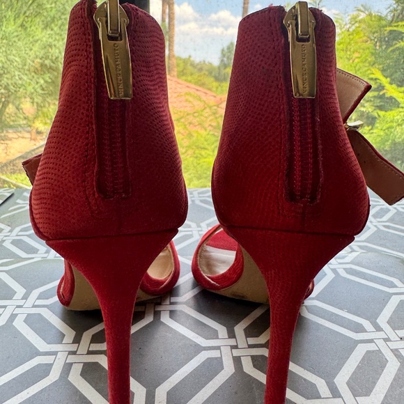Women’s cherry red Vince Camuto heels - Picture 3 of 4